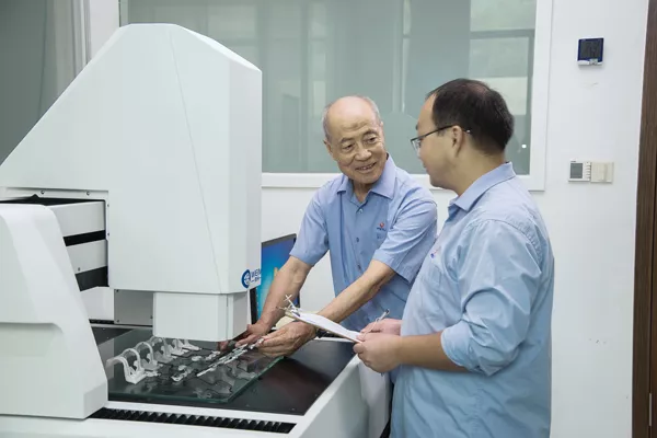 实验室工作场景